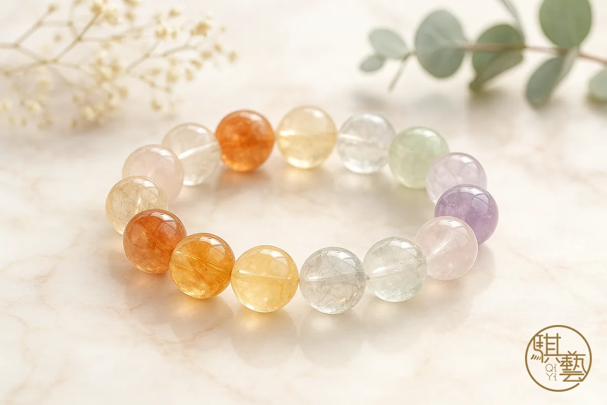 鈦晶、黃水晶、綠幽靈三款象徵豐盛意象水晶並排展示，自然光拍攝質感清晰