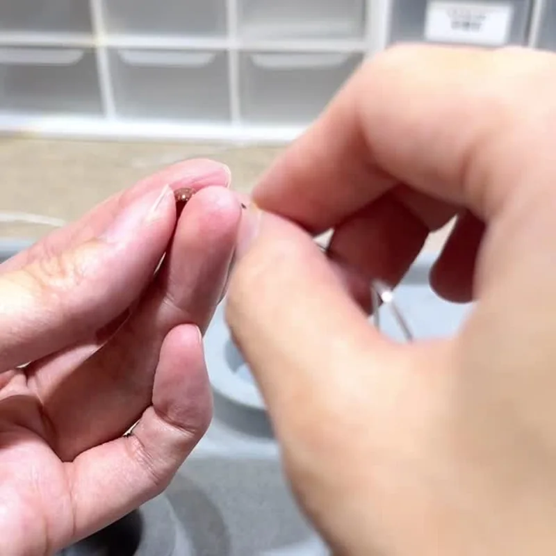 一顆一顆用手上串，紋路方向自己挑