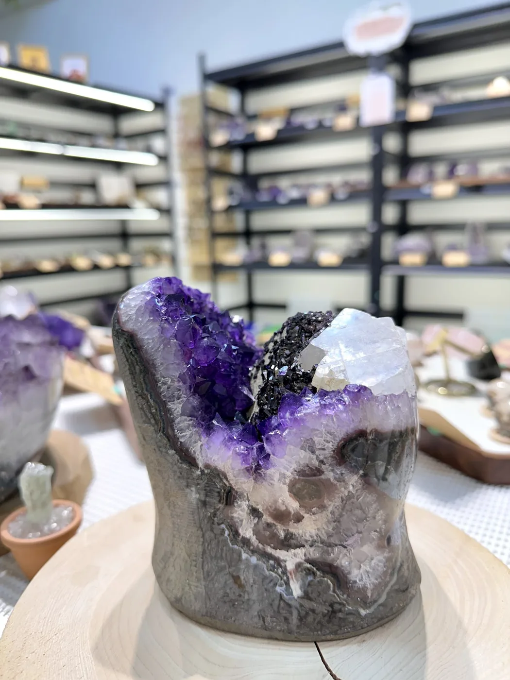 台中門市店內:天然水晶擺件與紫水晶洞