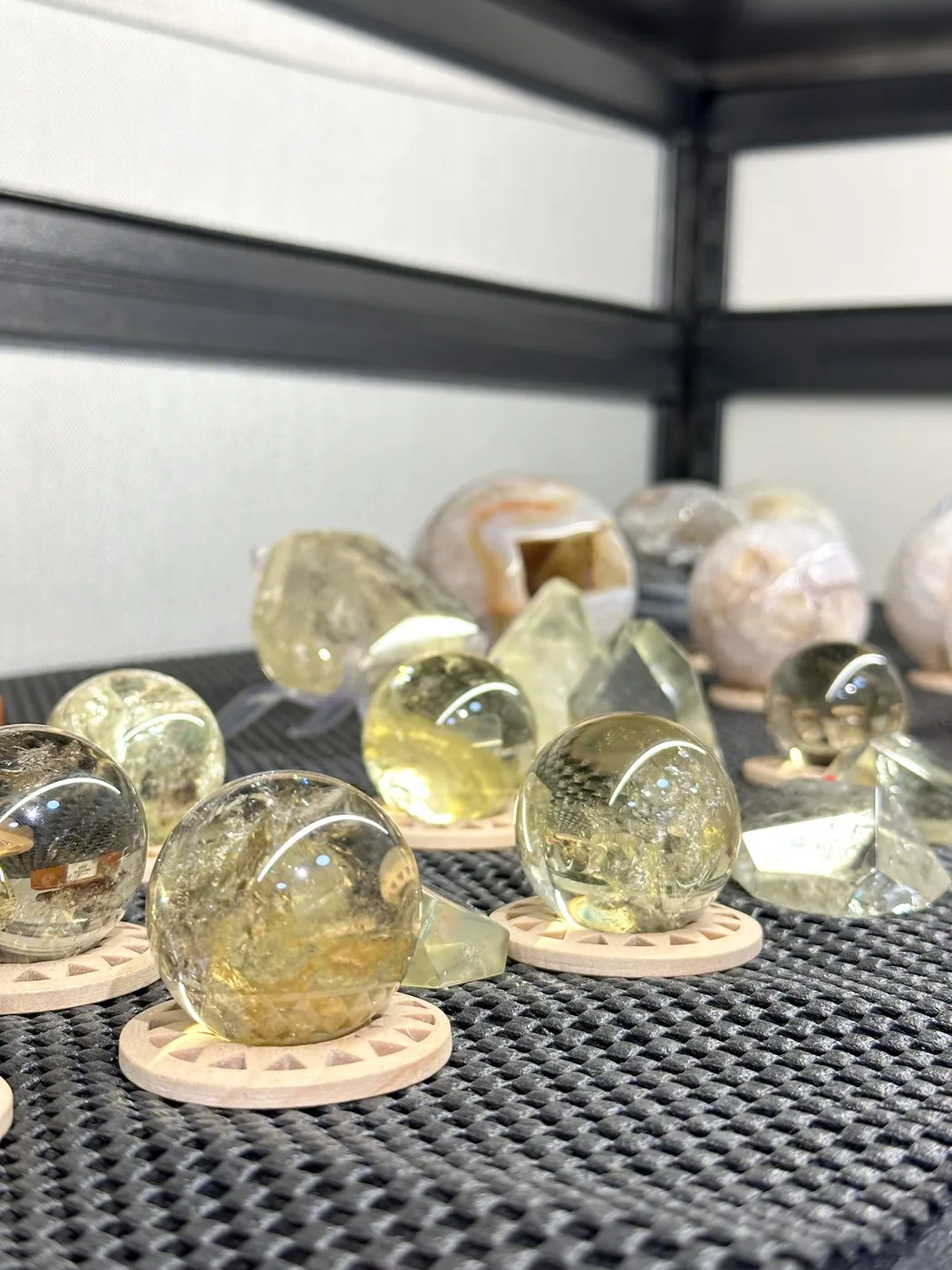 台中門市店內:黃水晶球與水晶擺件陳列